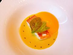 香煎海鲈鱼柳伴青豆及香茅汁-L'ATELIER de Joel Robuchon(外滩18号店)