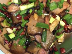 烟熏蒜香腊肉-隆源山寨土菜馆