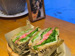 招牌吞拿鱼厚蛋三明治-萤火虫咖啡(后海店)