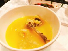 浓厚原只鸡煲花胶汤-鲜入围煮花胶鸡海鲜火锅