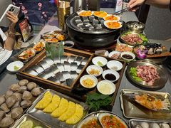 -围炉肉舍•炭烤活鳗•丹东海鲜烤肉(步行街店)