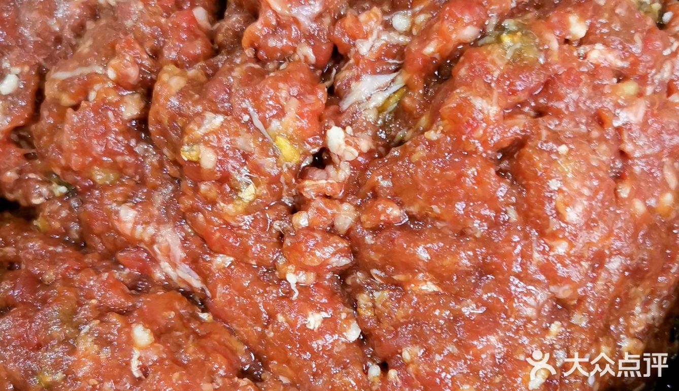 装碗撒香葱。颜色深的为牛肉，蕴含筋道干香