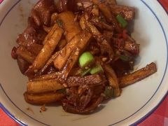 腊肥肠炒杏鲍菇-荆九爷爆炒桥头三嫩(浙大店)
