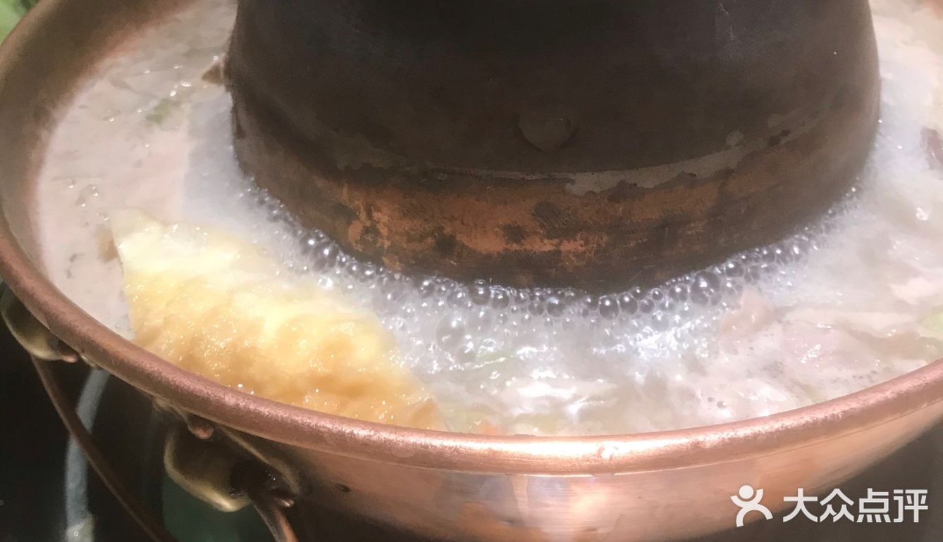 环境： 他们店是在一条河边上的，店内有点点老北京的味