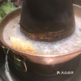 环境： 他们店是在一条河边上的，店内有点点老北京的味