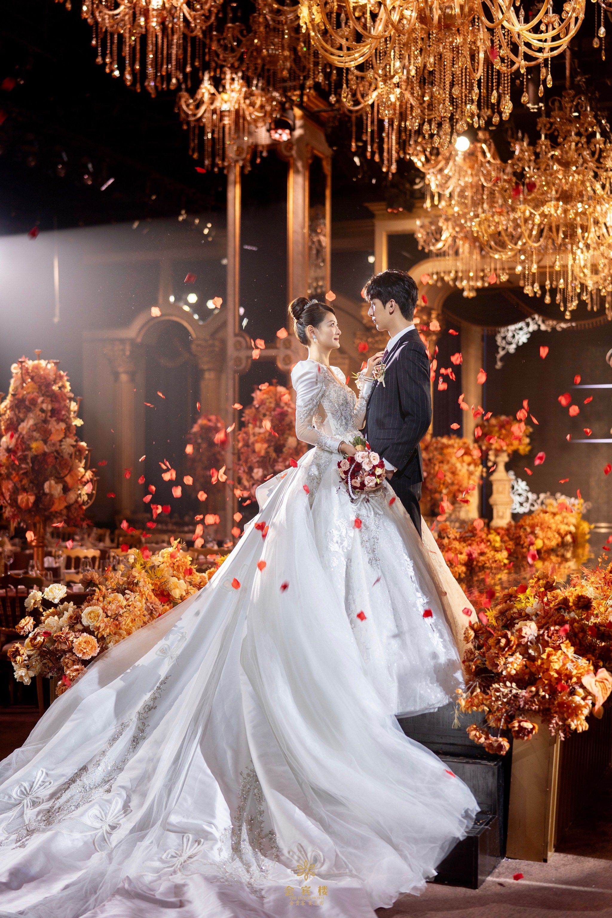 庐阳区有一家会宾楼,是做一站式婚礼,性价比是非常高的.