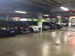 -蓝色港湾停车场