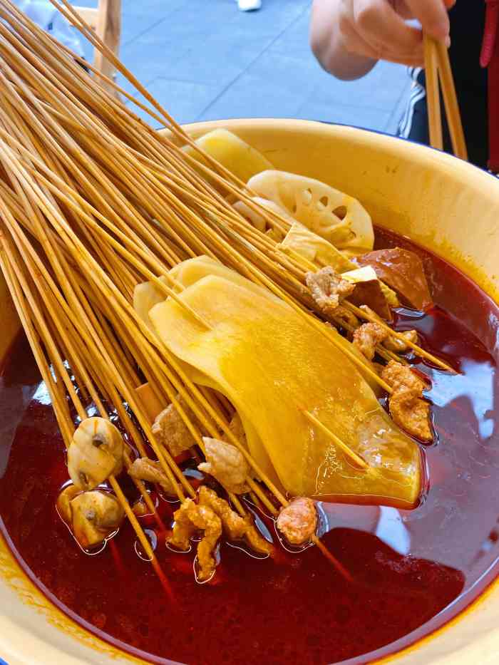 拈签一笑黄牛肉辣卤串串香-"在奎星楼街逛的时候看到的,被坐得满满的