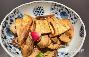 White Onion and Chanterelle Mushroom