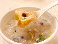 荔湾艇仔粥-金翠皇宫粤菜·点心·海鲜(翡翠店)