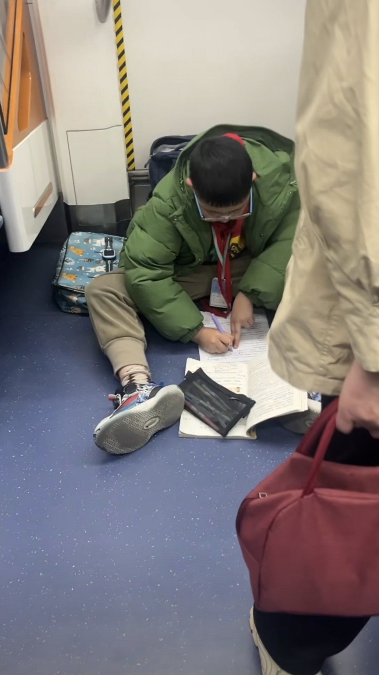 地铁上疯狂赶作业的小孩哥