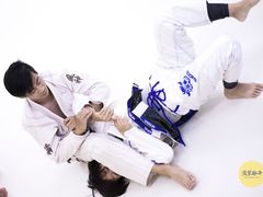 -菠萝格斗巴西柔术训练馆