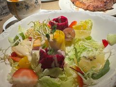 三文鱼蔬菜沙拉-波特曼西餐厅(中央大街店)