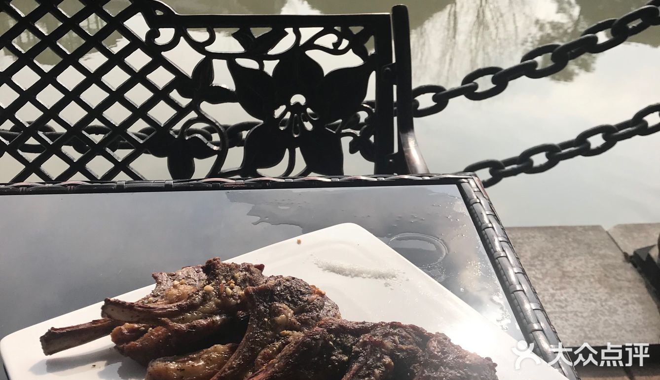 到松江办事，朋友说这家的披萨和汉堡特别好吃