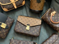 -聚云奢二手奢侈品黄金手表包包回收·中古店(三里屯总店)