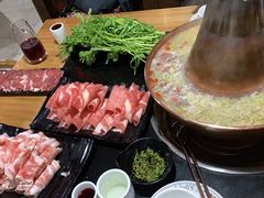 -果松木炭酸菜铜火锅·外婆参鸡汤