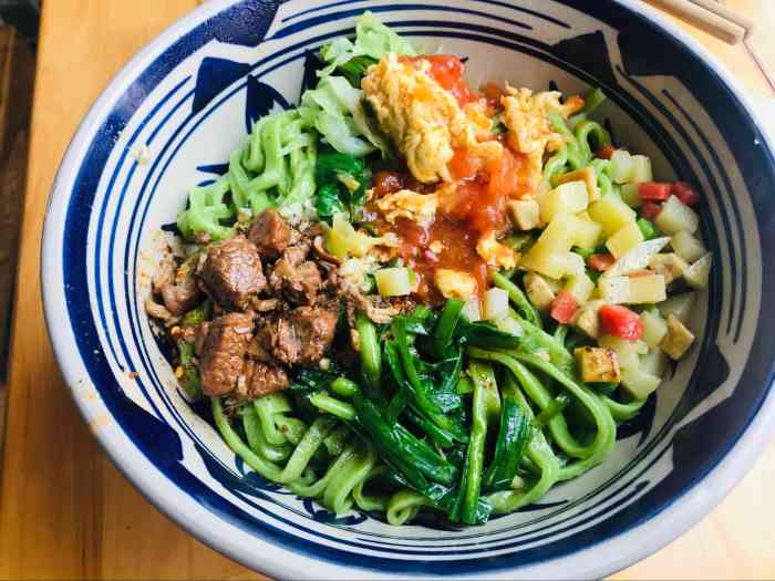 他家有白面和菠菜面两种,我的原则一直是哪