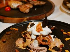 焦糖泡芙配巧克力雪糕和焦糖雪糕-火车头法国西餐厅