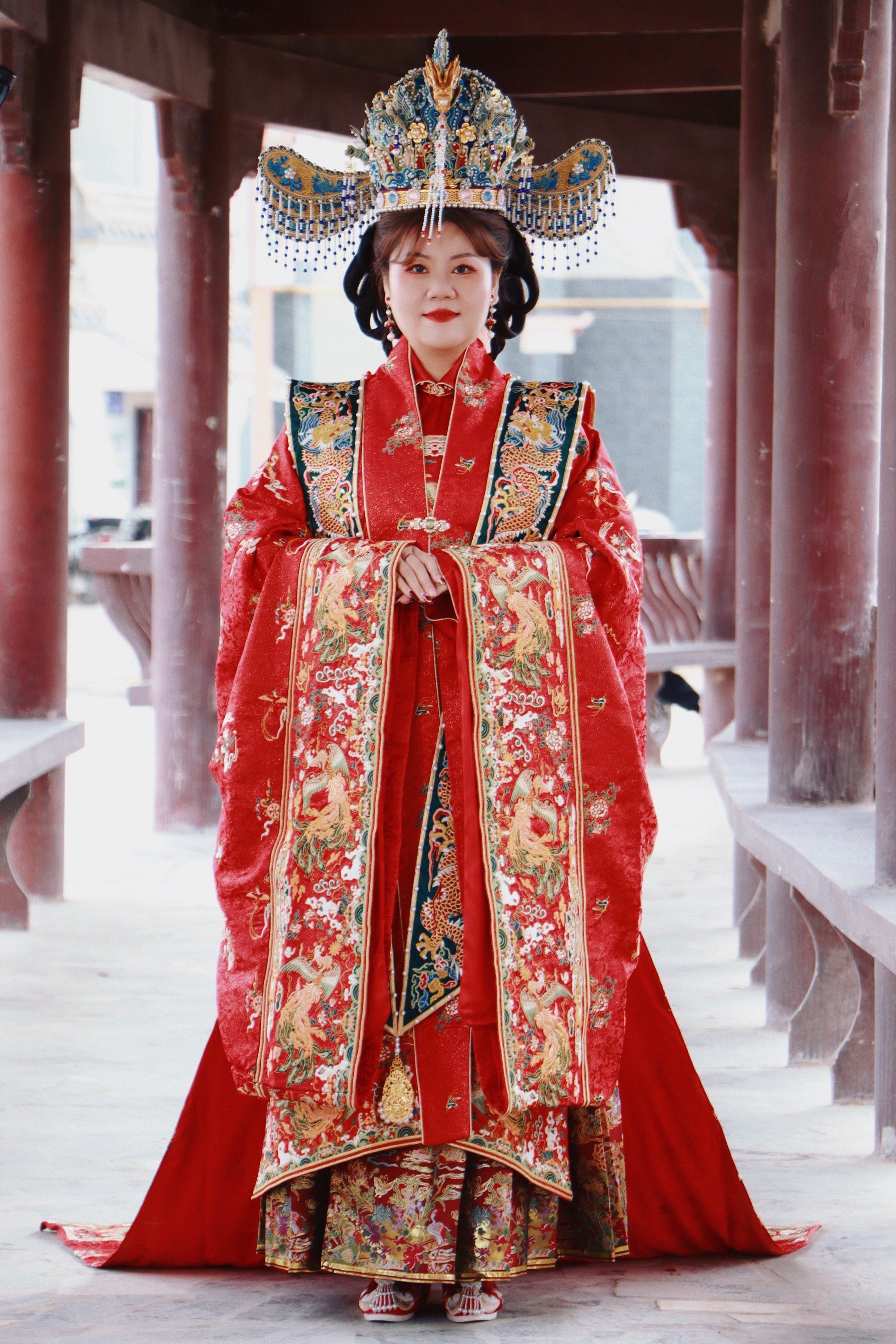 百鸟朝凤明制婚服 金丝刺绣 富贵感拉满

在明朝时期,婚服在沿用