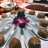 没有那么清爽。店面中间有个自助调料台