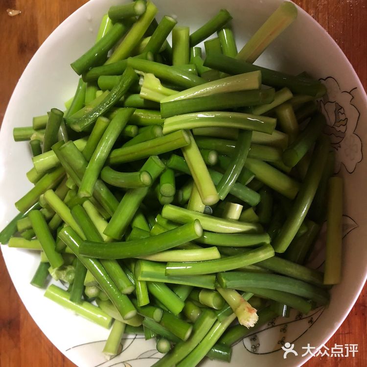 胖弯家庭版蒜苔炒肉丝,学会的第一道肉菜