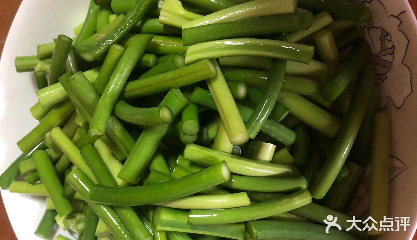 胖弯家庭版蒜苔炒肉丝，学会的第一道肉菜