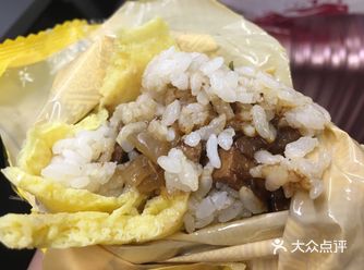 超级结实的饭团 开始咬了两口都是白米饭 开始还很失望呢