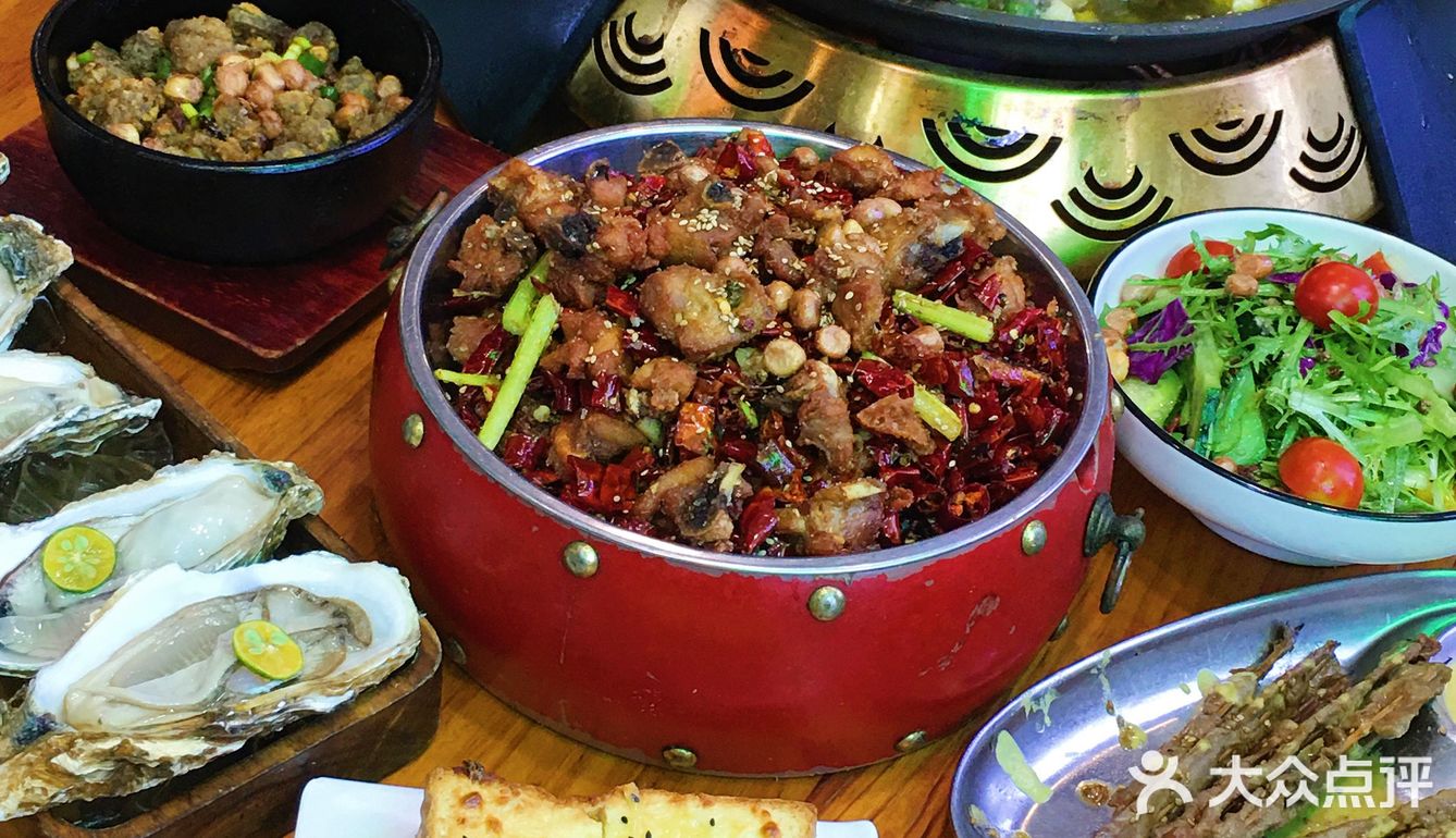 让我更惊艳到的 是他家生蚝 真的是比手还大！