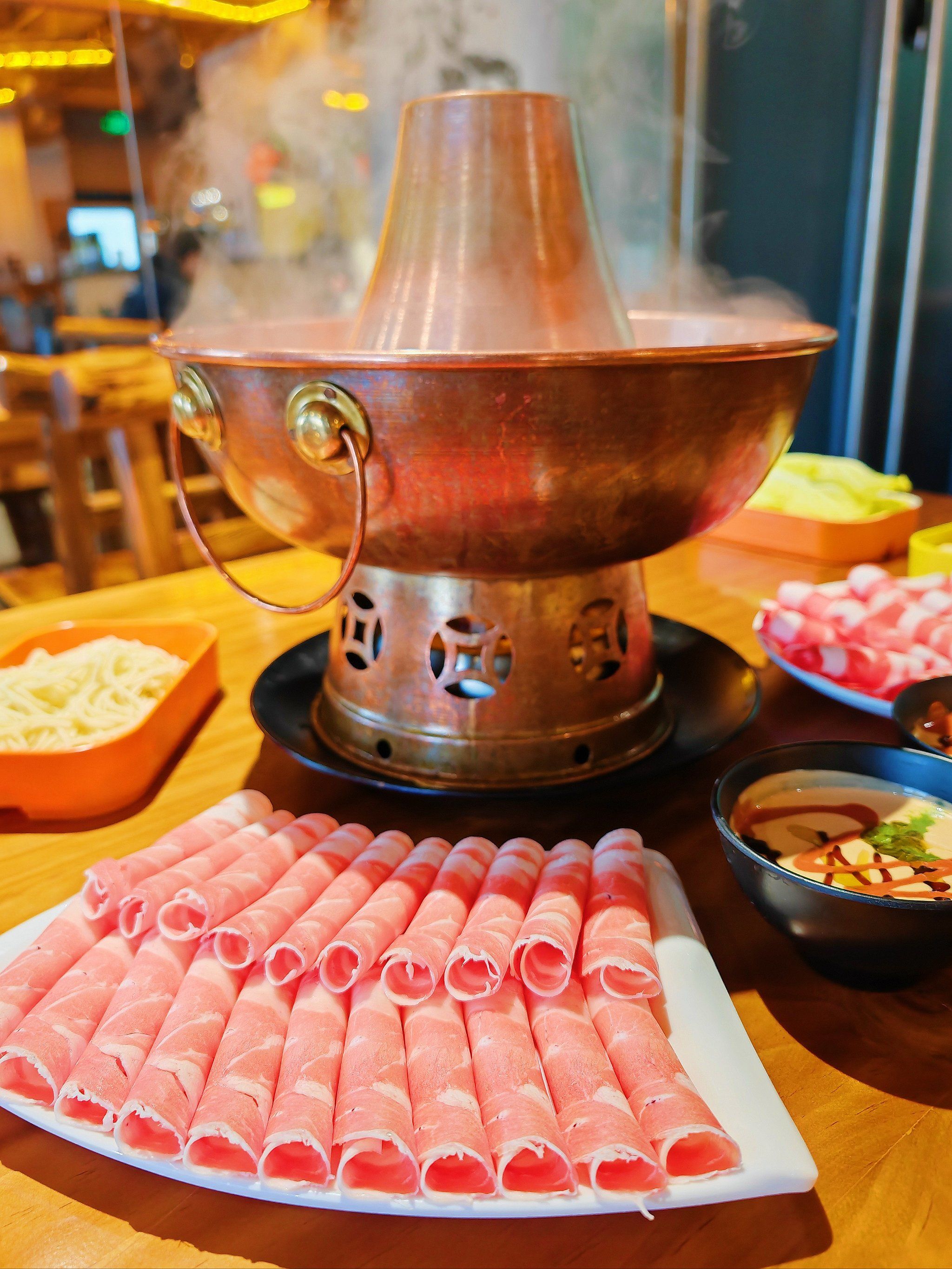 这应该是我吃过的价格和口味严重不匹配的老北京铜火锅了!