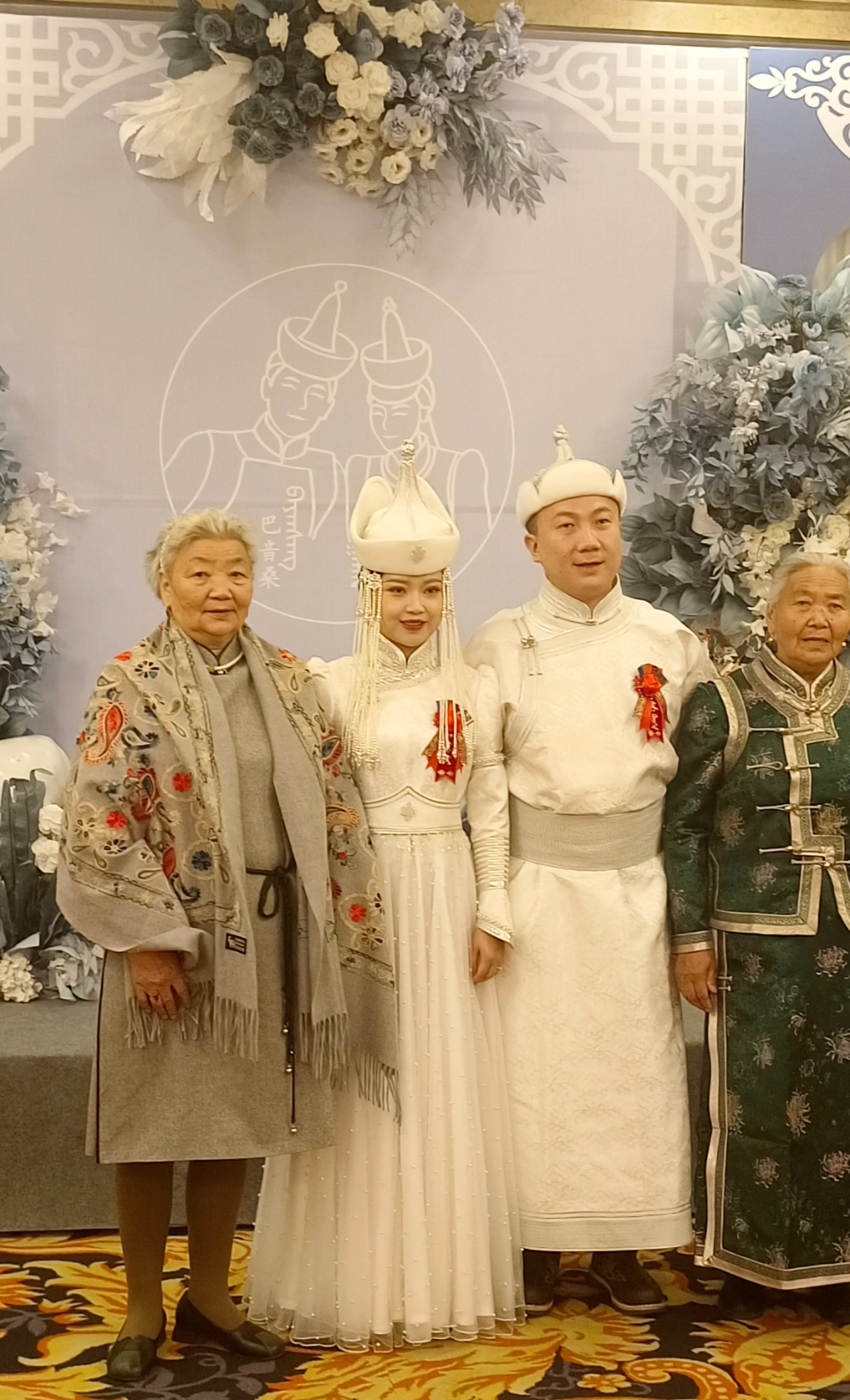 分享今日蒙古族婚礼现场
​有种百花齐放,国泰民安的美