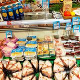 紧紧追随贴标签的店员[加油]