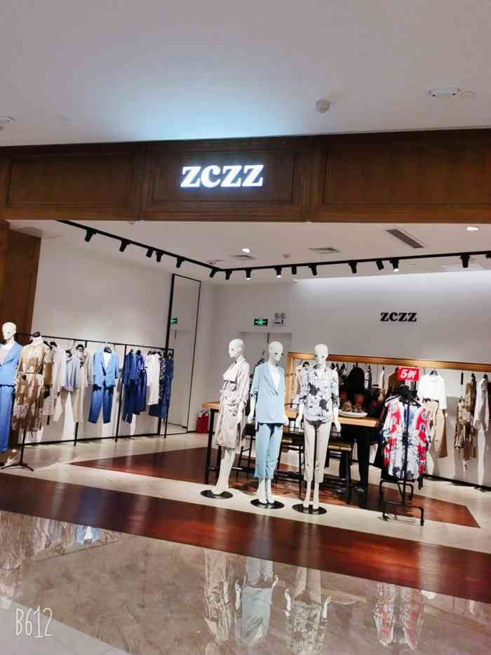 zczz在大悦城的二楼是一家女装品牌占两间门面的大小空间服装设计的很