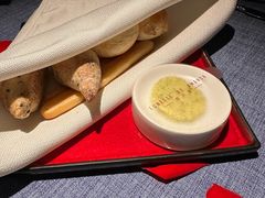 餐前面包配黄油-弦月窗LUNETTE BY AMANDA(复兴路店)