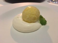 白巧克力酸奶慕斯配热情果冰霜-AZUR聚(香格里拉饭店)