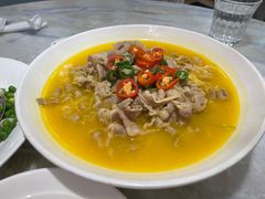 酸汤肥牛肉-孔雀云贵川·融合菜(长宁来福士店)