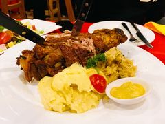 德式烤猪肘配酸菜土豆泥-申德勒加油站西餐厅(日坛路总店)