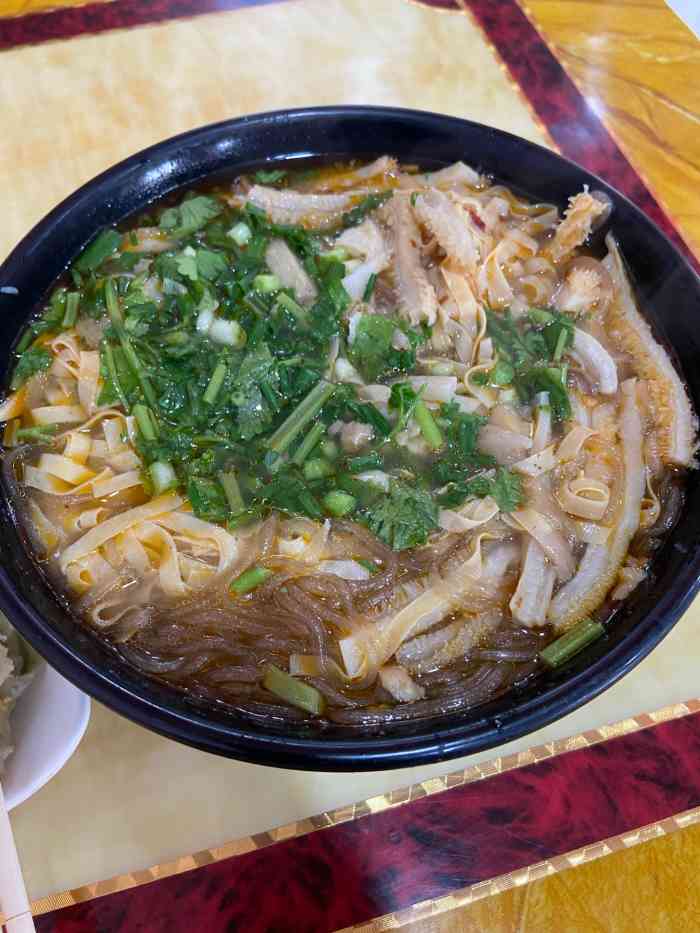 淮南牛肉汤-"点的外卖,牛杂粉丝汤和俩烧饼,料挺多的,.