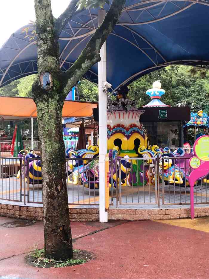 雨花台游乐园-"去的时候是阴雨天,人很少,绿荫比较多,晴.