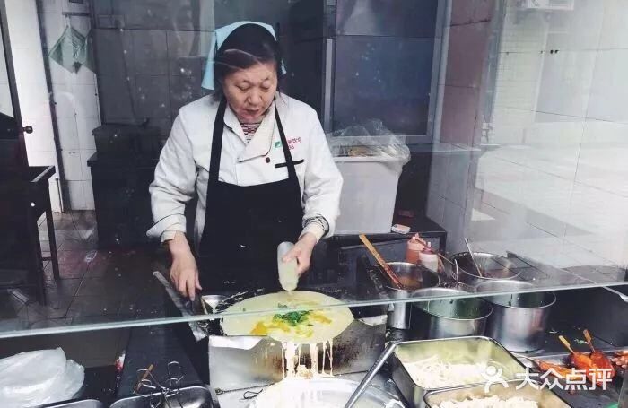 老杨和他的老伴儿算的上是师大红人