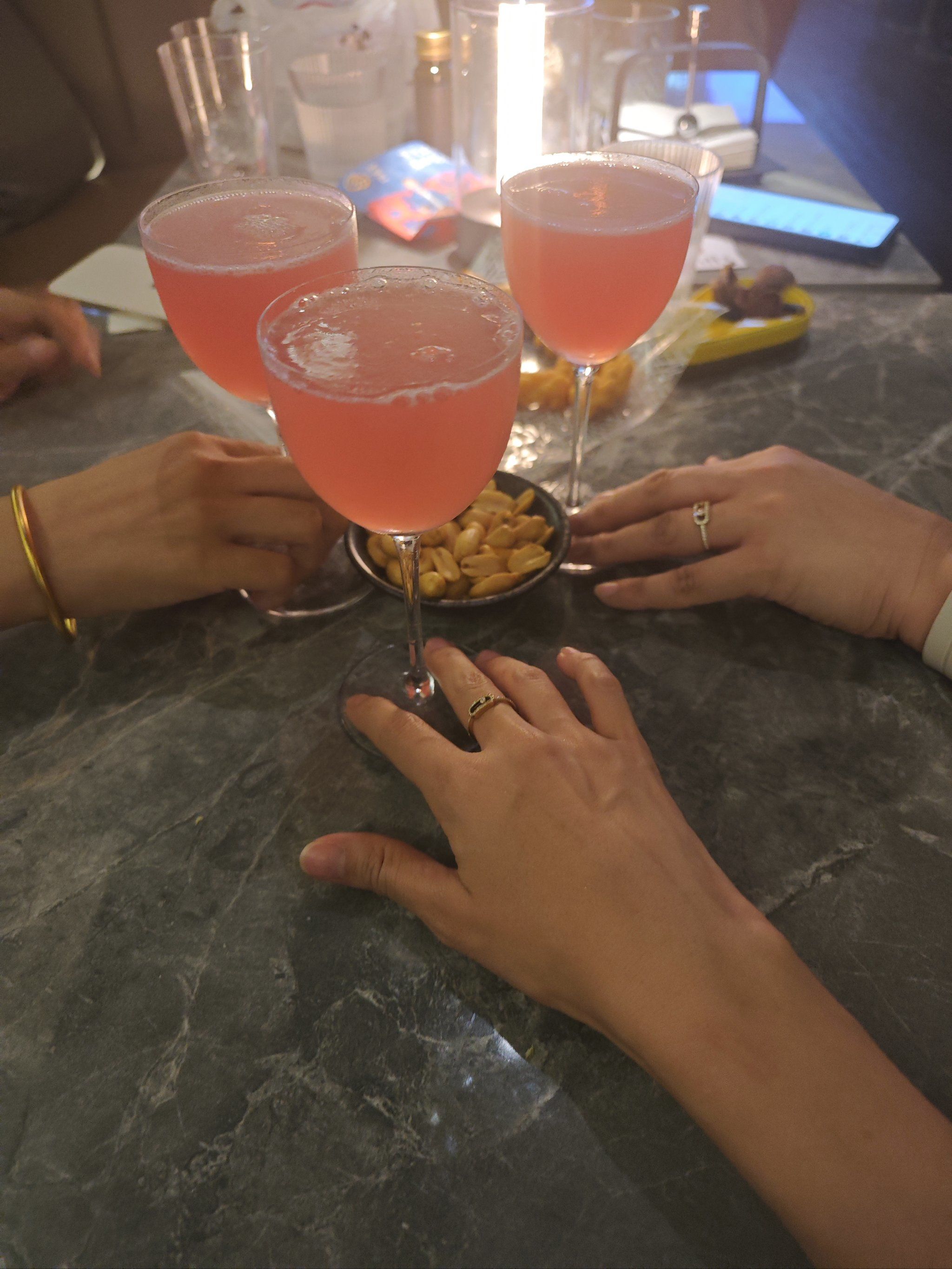 手指轻点酒杯边