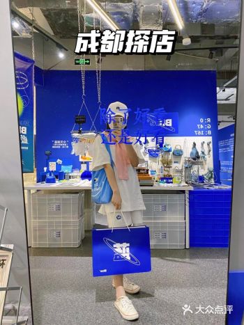 成都看展 | 一场关于克莱因蓝的治愈插画展