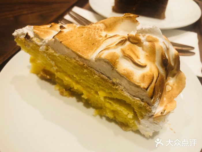 星巴克臻选上海烘焙工坊柠檬焦奶香蛋糕图片