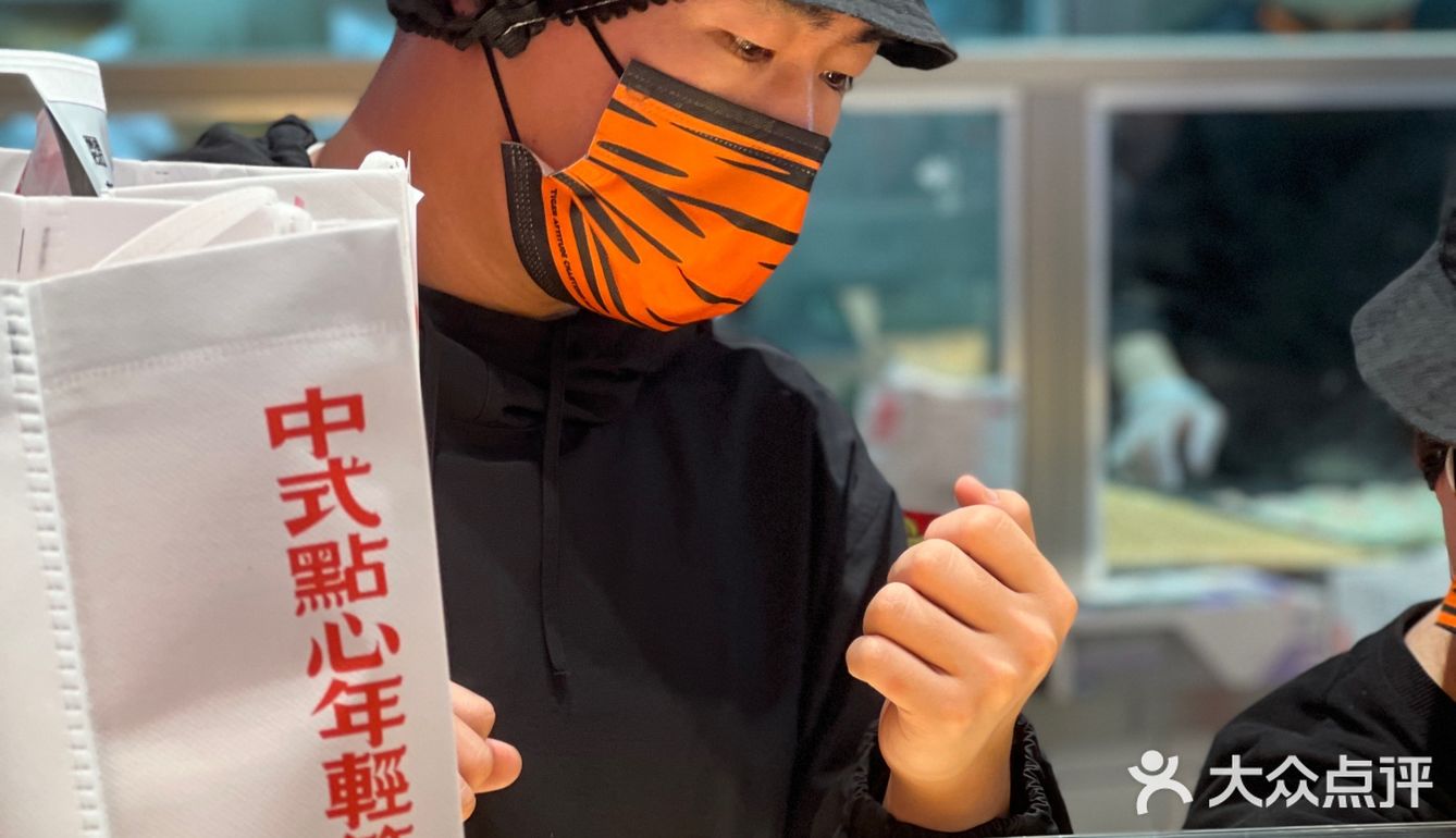 为啥这家糕点店最近的风席卷深圳❓虎头局只要打卡就送大包饼干❗️