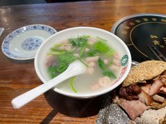 -老天桥酱肉烧饼夹肘子(天桥店)