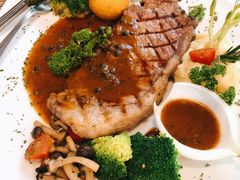 -Chom Cafe and Restaurant