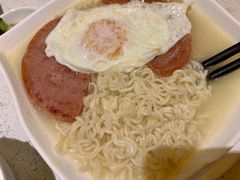 餐蛋出前一丁-香港新发烧腊茶餐厅(书城店)