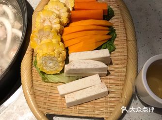 新鲜的蔬菜，可以在后期解腻 生上时蔬 包菜简直百搭嗝