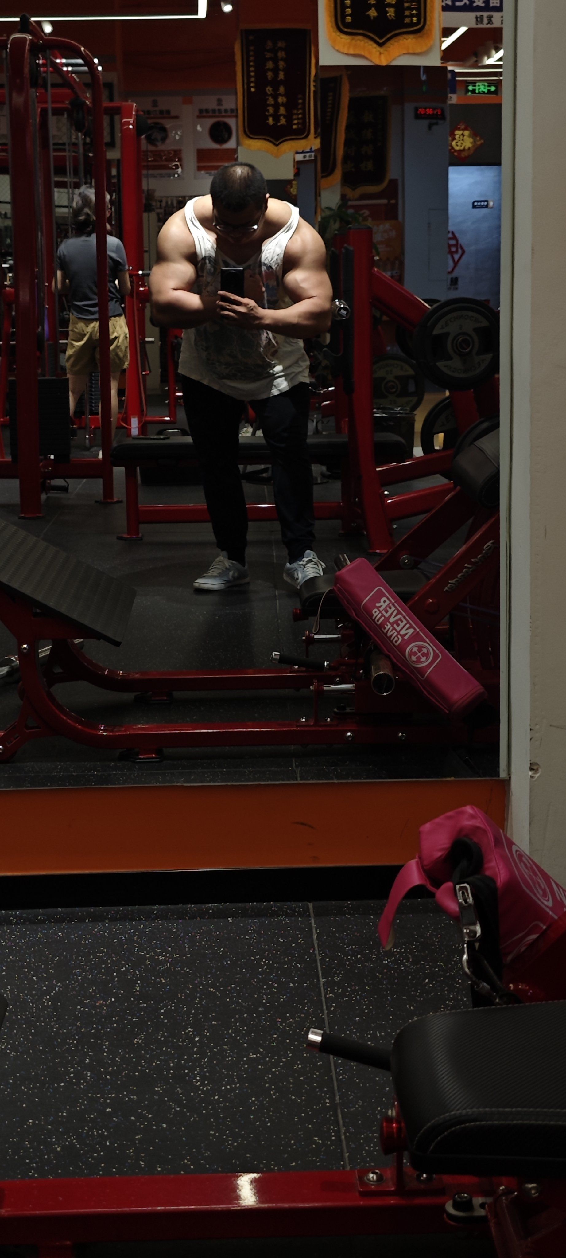 请摆出你认为最强壮的动作,那一定就是蟹式