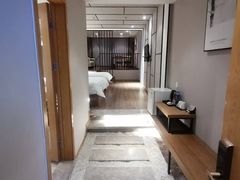 -艺漫酒店(苏州寒山寺狮山路地铁站店)