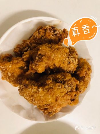 最好可以多一点，加热至油7分左右；一个一个放入热油中